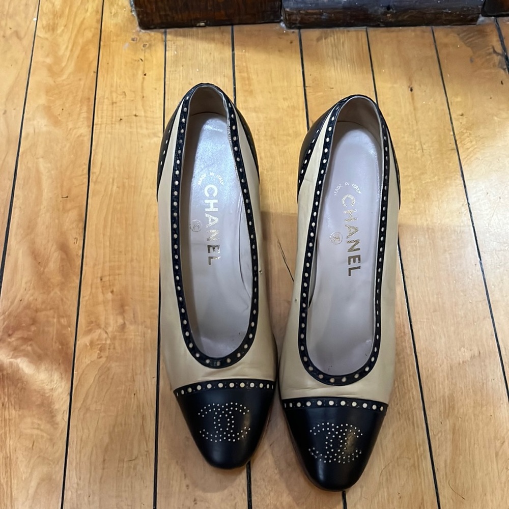 Vintage Chanel shoes in great condition. Size 6.